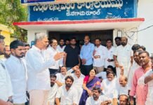 ఆర్టీసీ కార్మికుల రక్తంతో రాజకీయాలు చేస్తారా..?