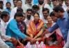 తల్లి అనసూయ గారి చేతుల మీదుగా జన్మదిన కేక్ కట్..