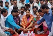 తల్లి అనసూయ గారి చేతుల మీదుగా జన్మదిన కేక్ కట్..