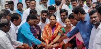 తల్లి అనసూయ గారి చేతుల మీదుగా జన్మదిన కేక్ కట్..