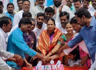 తల్లి అనసూయ గారి చేతుల మీదుగా జన్మదిన కేక్ కట్..